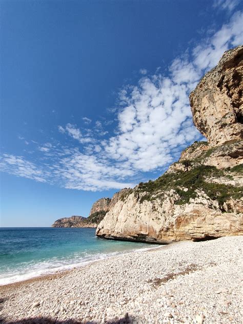 Descubre la Libertad Natural: 10 Playas Nudistas de Alicante